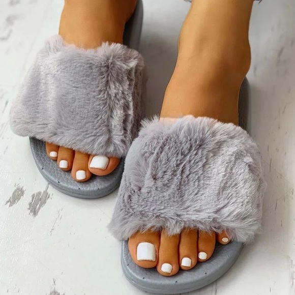 Shoes - ⭐️ Grey / gray fuzzy slides size 9